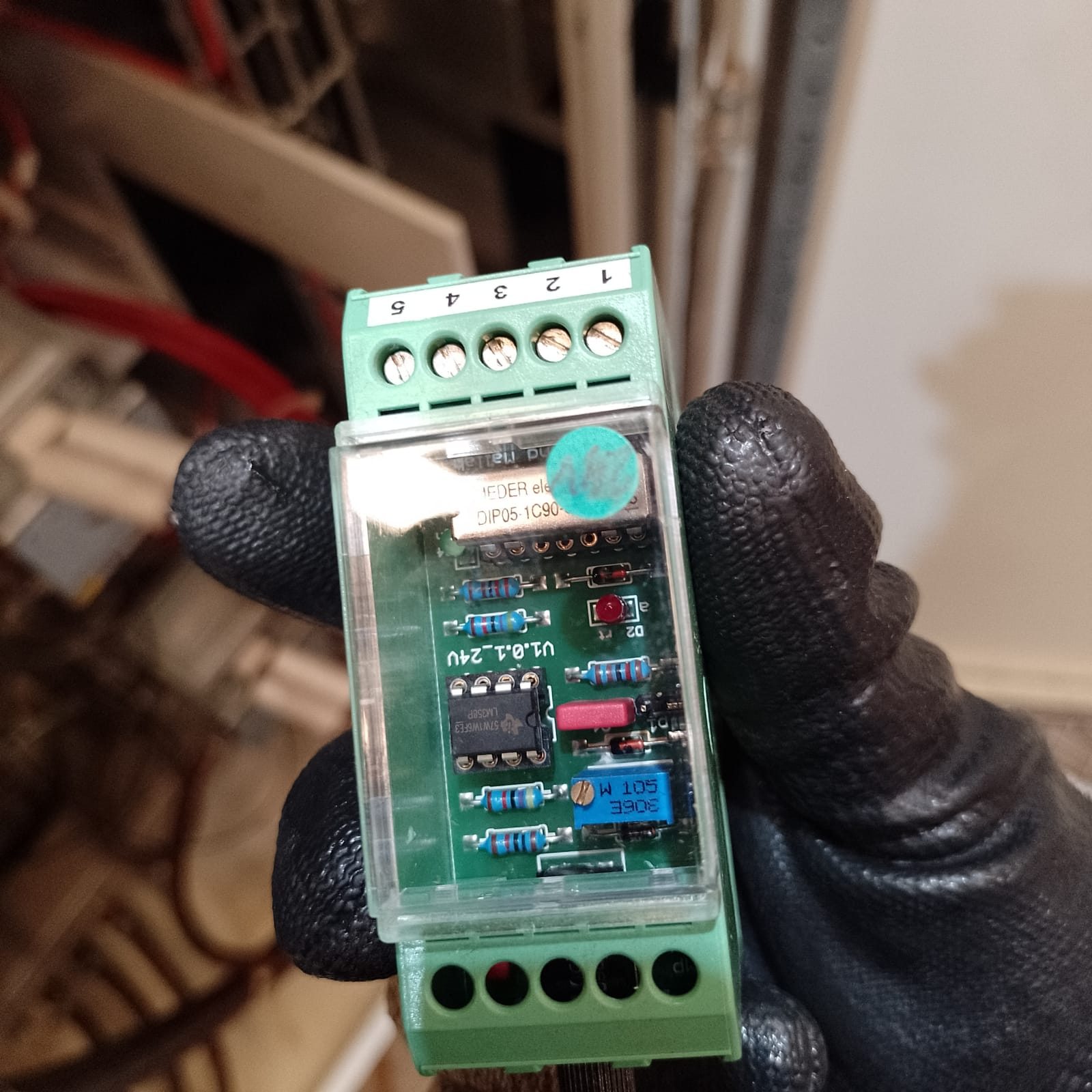 Módulo electrónico industrial inspeccionado por un técnico de KARFLEX