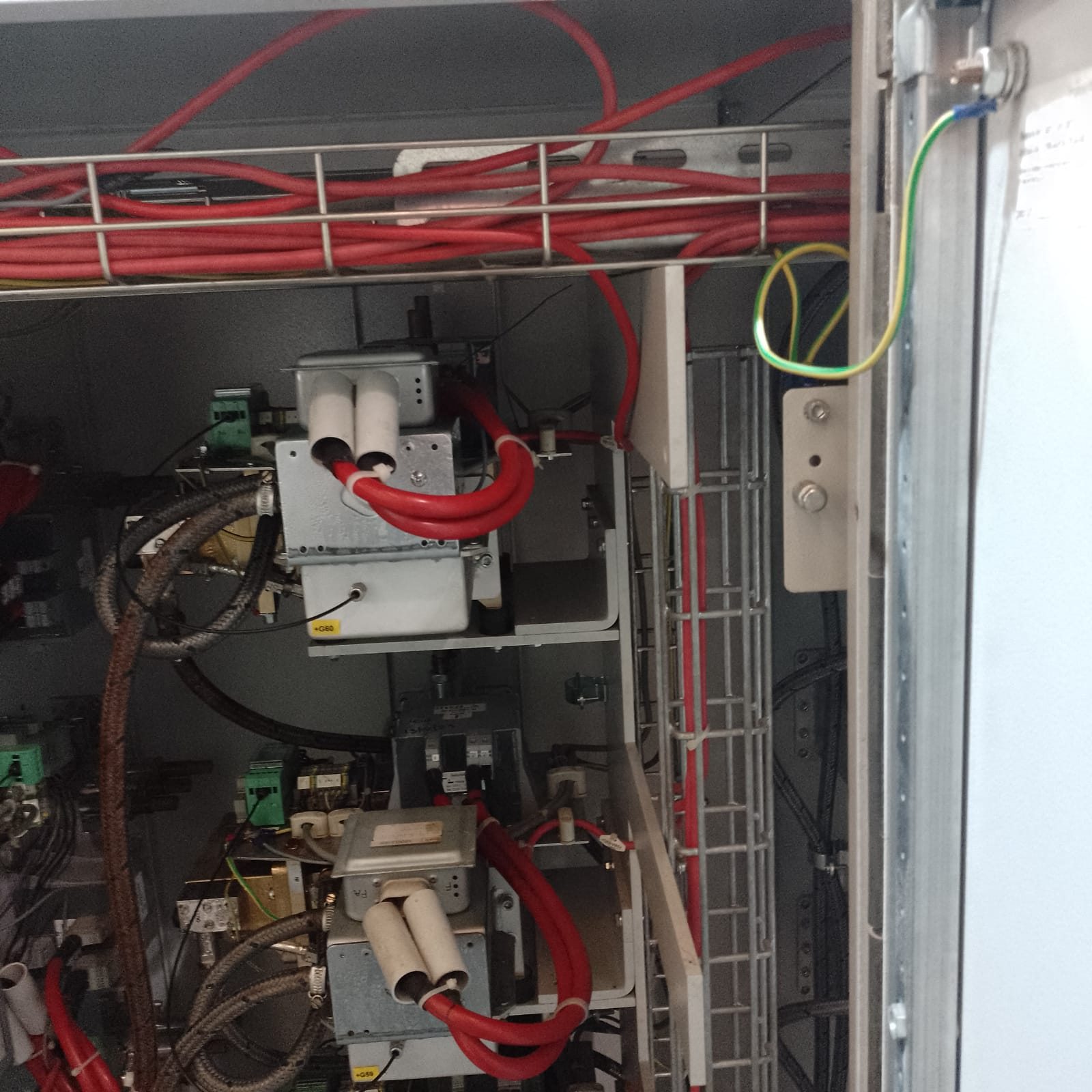 Magnetrones instalados en sistema industrial de microondas