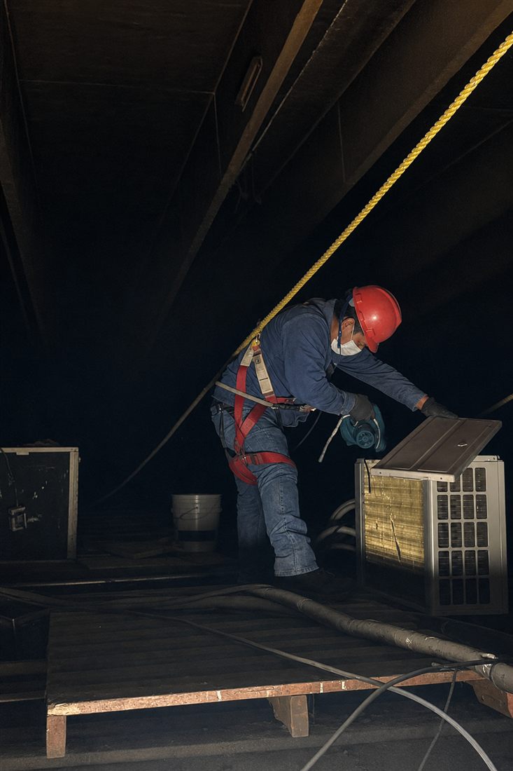 Técnico realizando una instalación eléctrica industrial en campo