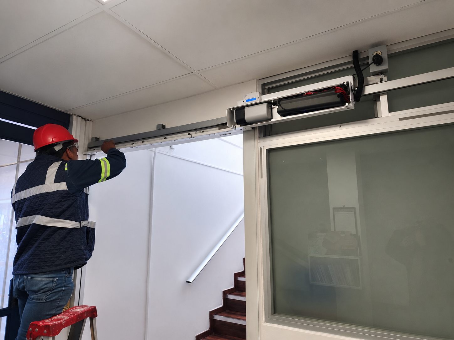 Técnico dando mantenimiento a un sistema HVAC