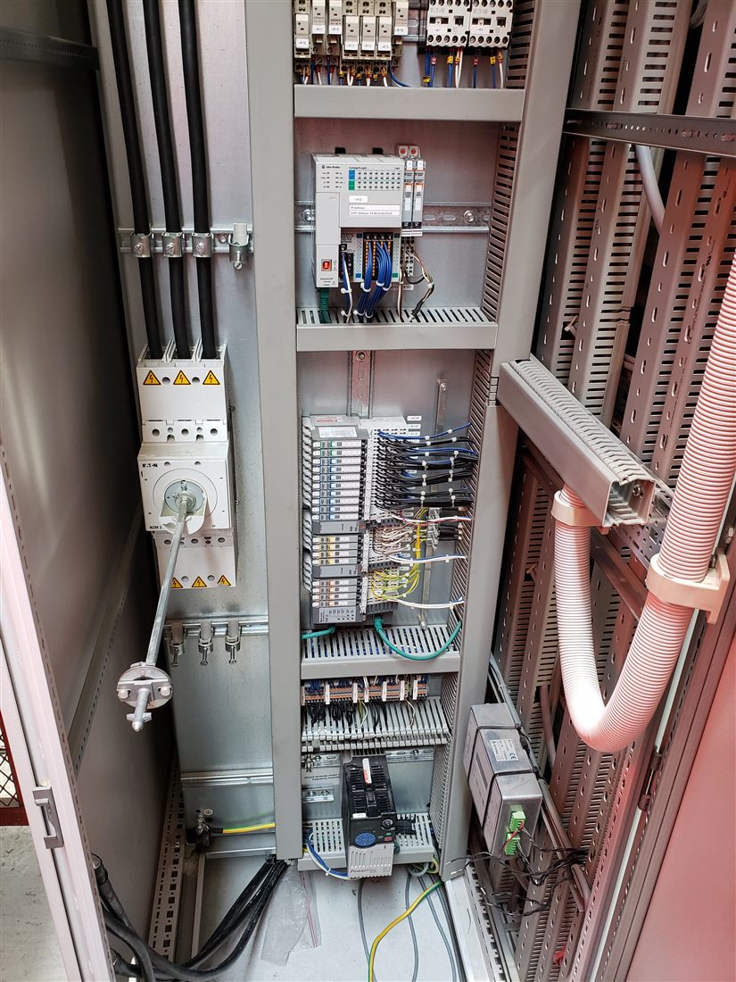 Interior de un tablero industrial de control y potencia