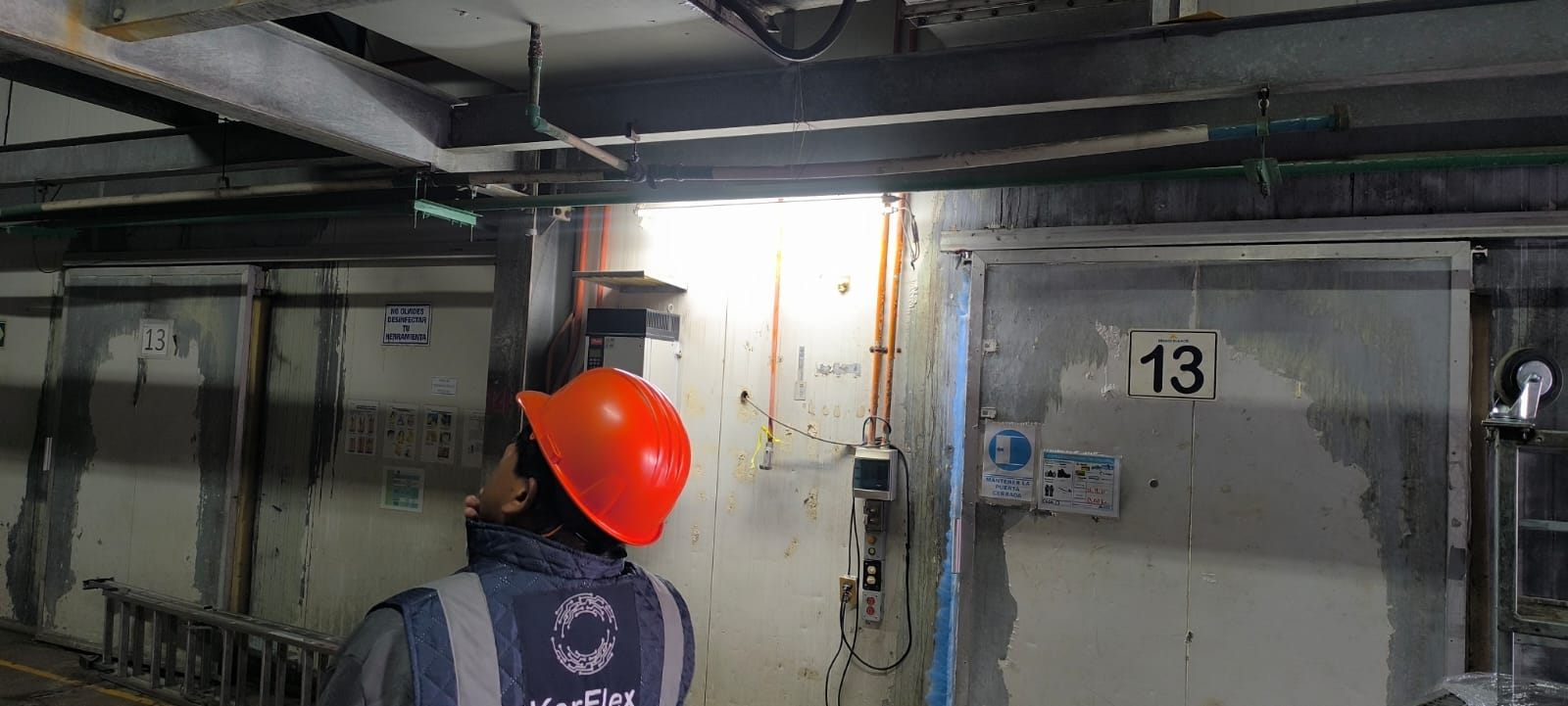 Especialista de KARFLEX realizando una visita técnica en planta